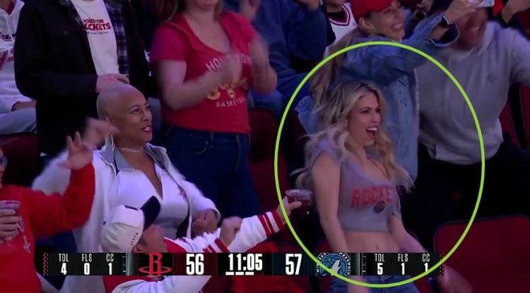 HuaTiHui-看着得劲呀！暂停期间镜头照到观众席 美女球迷曼妙身姿热舞！